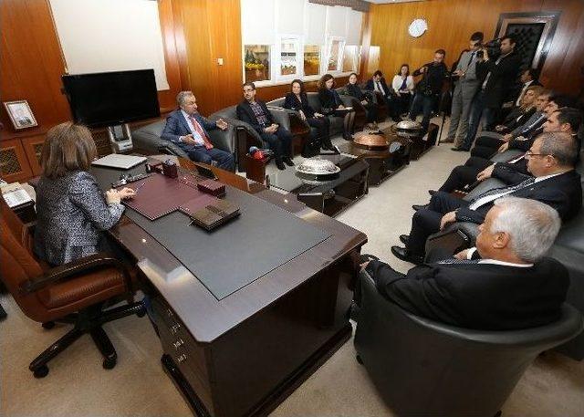 Gaziantep&rsquo;e Ulusal Kongre Merkezi İ&ccedil;in İmzalar Atıldı 2