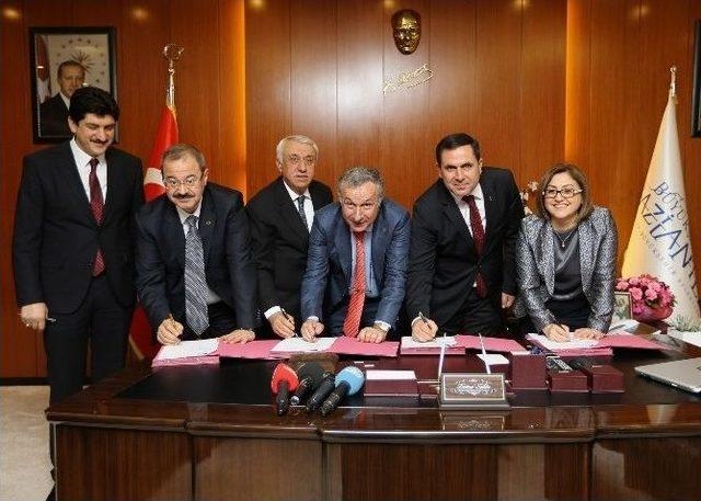 Gaziantep&rsquo;e Ulusal Kongre Merkezi İ&ccedil;in İmzalar Atıldı 3