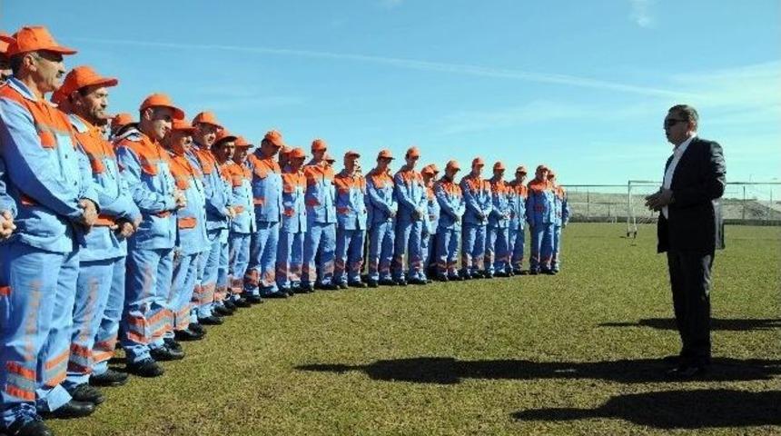 Pursaklar&rsquo;da İş&ccedil;iler Yeni Kıyafetleriyle Mesaide