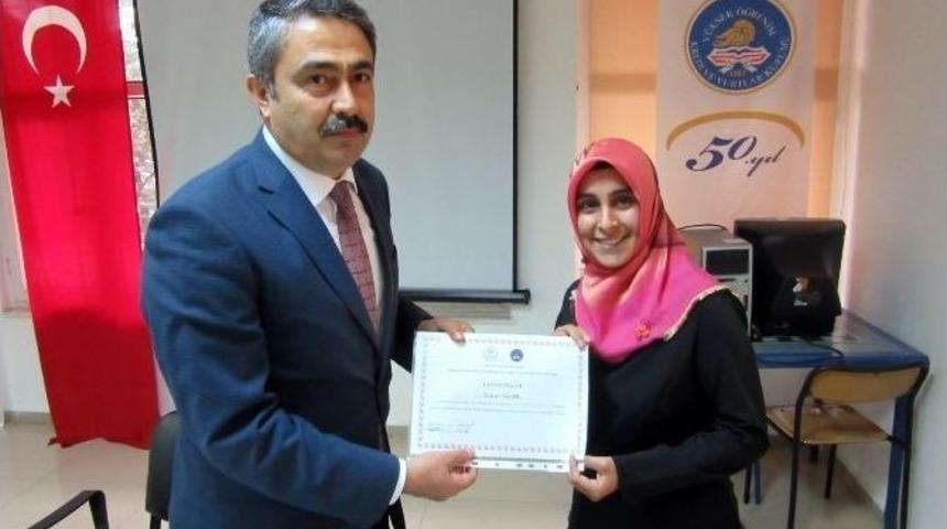 Yurtkur, Adana Fevzi &Ccedil;akmak Kız Yurdu &ldquo;kitap Kurdunu&rdquo; &Ouml;d&uuml;llendirdi