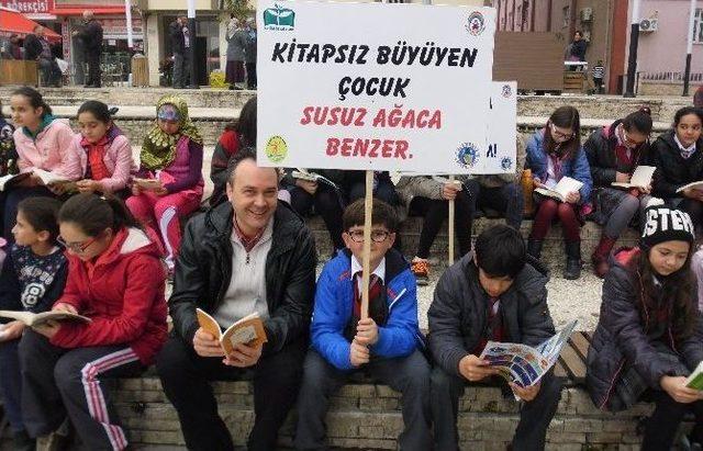 Alaşehir’de Öğrenciler Meydanda Kitap Okudu 1