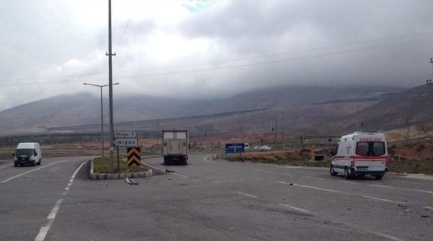 Otomobil İle Kamyonet &Ccedil;arpıştı: 2 Yaralı