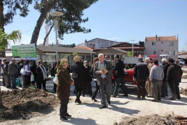 Urla’da İki Bin Adet Fidan Dağıtıldı