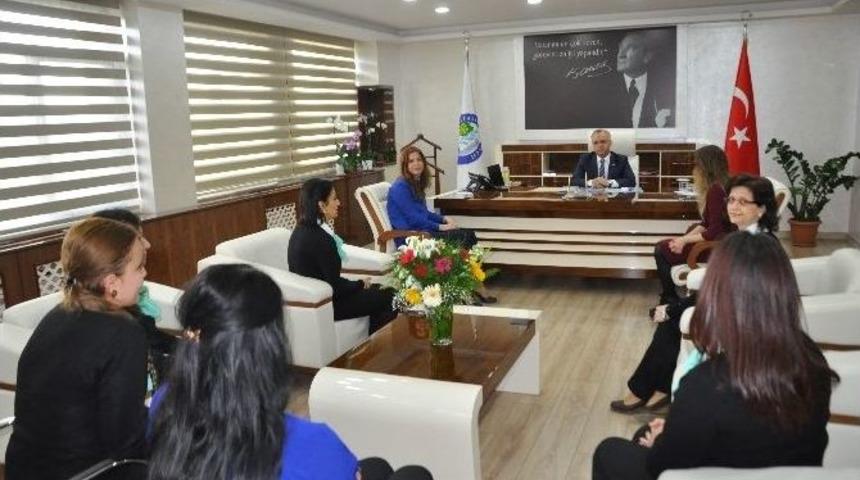 Salihli&rsquo;de Belediyenin G&uuml;ler Y&uuml;zl&uuml; &Ccedil;alışanları