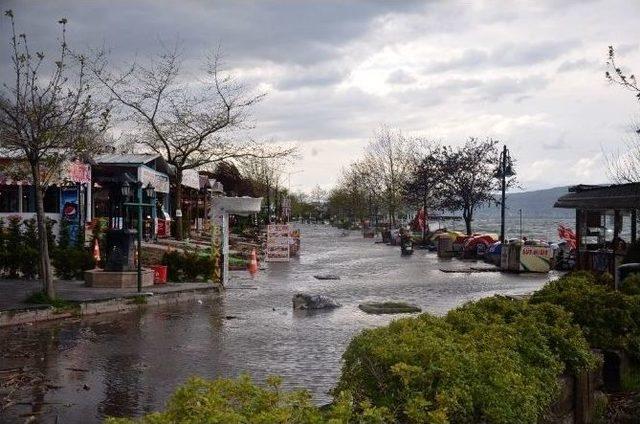 Sapanca Gölü Taştı, Sahil Sular Altında Kaldı