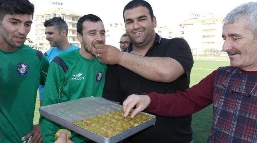 Salihli Belediyespor&rsquo;a &rsquo;baklava&rsquo;lı Ziyaret