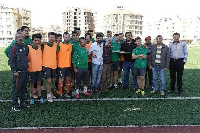 Salihli Belediyespor’a ’baklava’lı Ziyaret