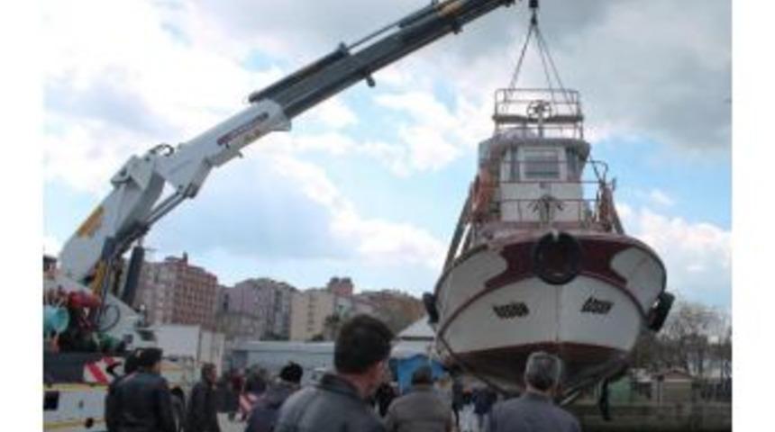 Kayalara &Ccedil;arpan Balık&ccedil;ı Teknesi Batma Tehlikesi Ge&ccedil;irdi