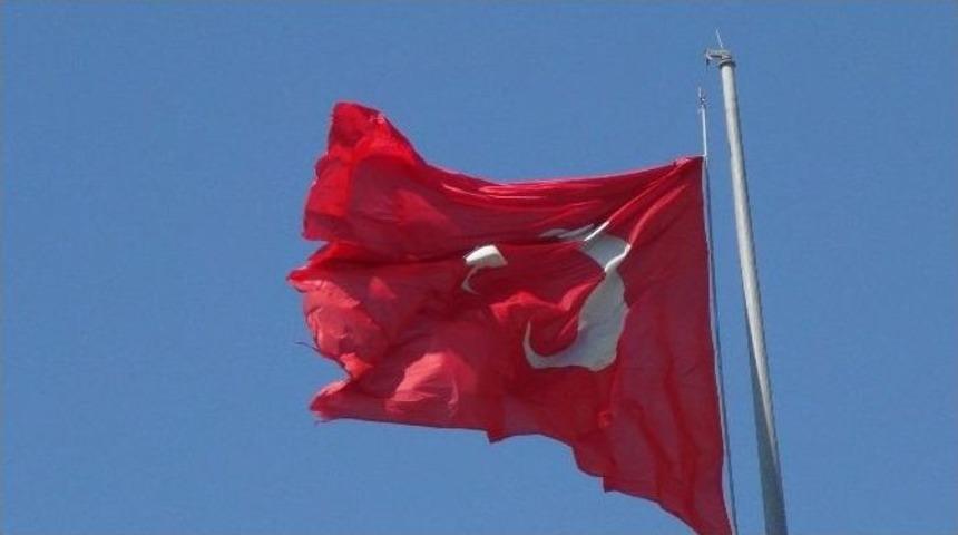 Side&rsquo;de Yıpranmış Dev T&uuml;rk Bayrağı Tepki G&ouml;r&uuml;yor