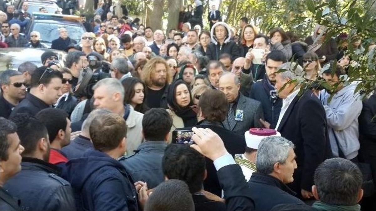 &Uuml;nl&uuml; Sanat&ccedil;ı Kayahan G&ouml;zyaşlarıyla Toprağa Verildi