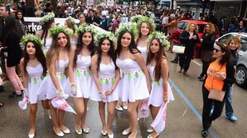 Portakal &Ccedil;i&ccedil;eği Karnavalı'nda 90 Bin Kişi Y&uuml;r&uuml;d&uuml;