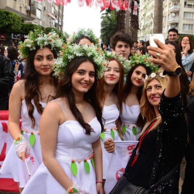 Portakal Çiçeği Karnavalı'nda 90 Bin Kişi Yürüdü