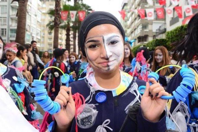 Portakal Çiçeği Karnavalı'nda 90 Bin Kişi Yürüdü