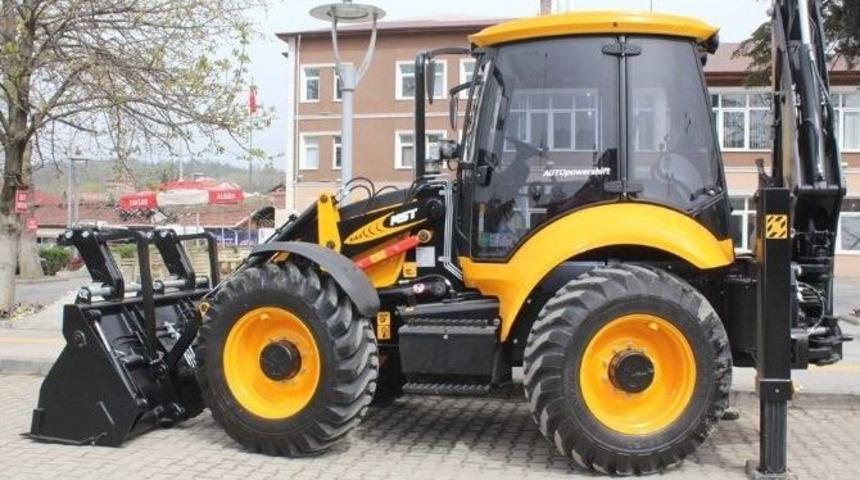 Kozcağız&rsquo;da Yeni İş Makinesi T&ouml;renle Hizmete Girdi