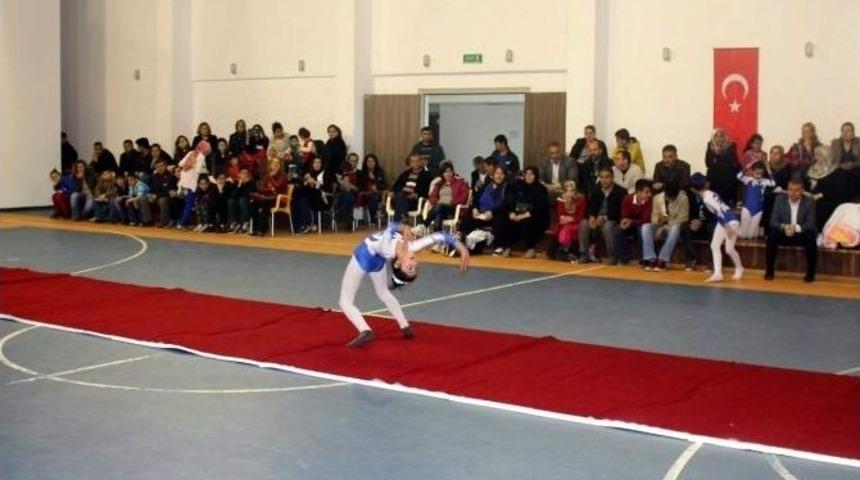 Minik Jimnastik&ccedil;ilerin G&ouml;sterisi Nefesleri Kesti