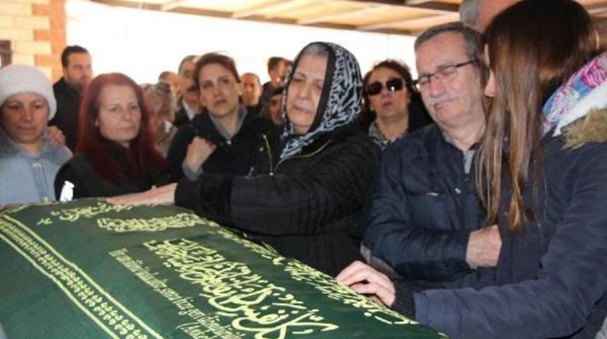 Kendisi I&ccedil;in D&uuml;zenlenen Y&uuml;r&uuml;y&uuml;şte &Ouml;len &Ouml;ğretmenin Cenazesi Yalova'ya Getirildi  (4)
