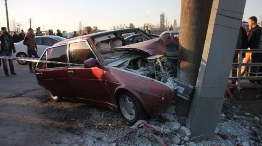 Otomobil Aydınlatma Direğine &Ccedil;arptı: 4 Yaralı