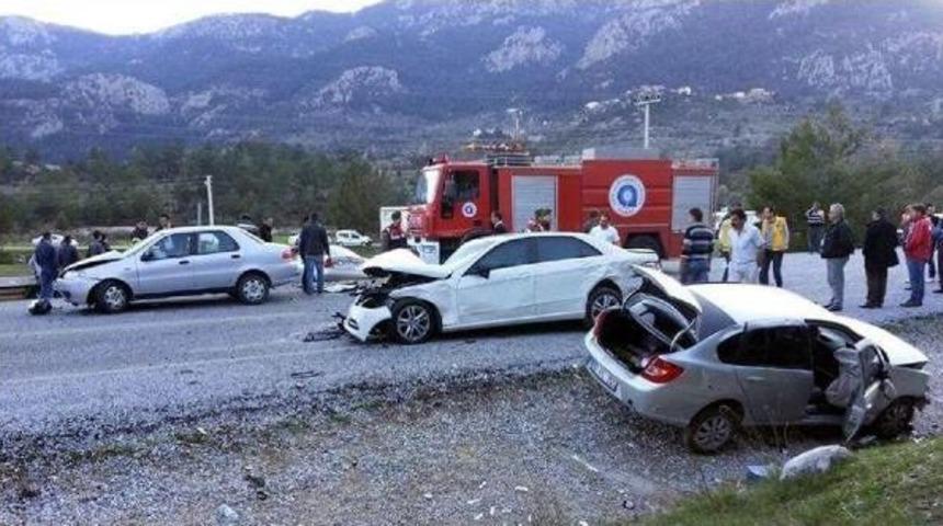 Akseki&rsquo;De 4 Otomobil Birbirine Girdi: 2 &Ouml;l&uuml;, 7 Yaralı