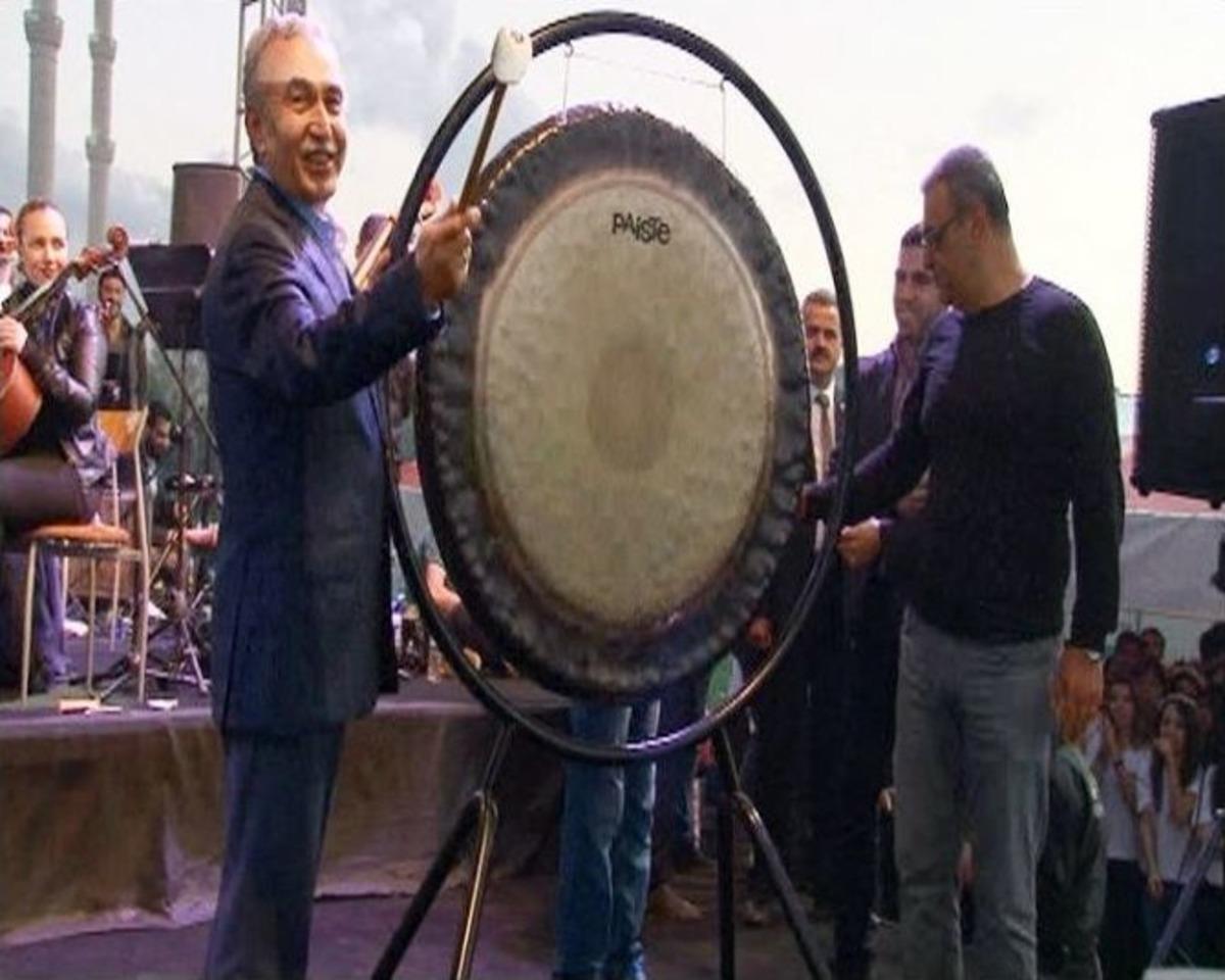 Karnaval Gongunu Vali B&uuml;y&uuml;k &Ccedil;aldı