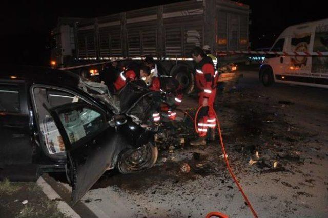 Bartın'da Otomobil Tır'a Çarptı: 1 Ölü, 1 Yaralı