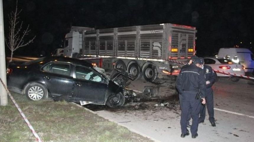 Bartın&rsquo;da Otomobil, Tır&rsquo;a Arkadan &Ccedil;arptı: 1 &Ouml;l&uuml;, 1 Yaralı