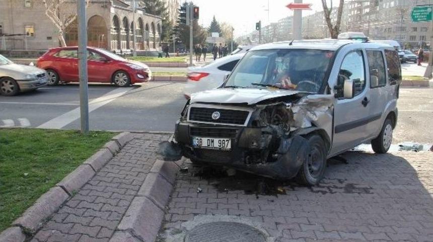 Kayseri&rsquo;de Trafik Kazası: 2 Yaralı