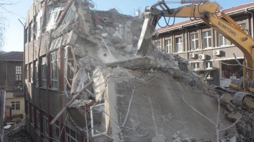 Riskli Defterdarlık Binası Yıkılıyor