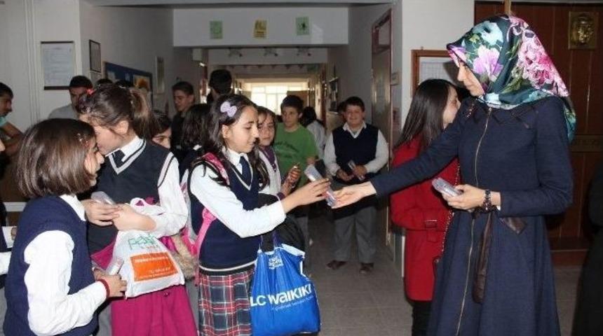 Erzincan&rsquo;da Y&uuml;zlerce Kırtasiye Seti &Ouml;ğrencilere Dağıtıldı