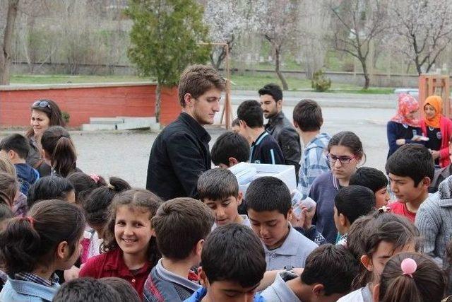 Erzincan’da Yüzlerce Kırtasiye Seti Öğrencilere Dağıtıldı