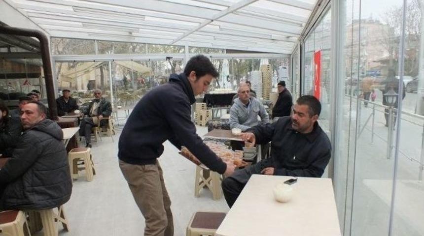 Karaman&rsquo;da &Uuml;lk&uuml; Ocakları Lokma Tatlısı Dağıttı