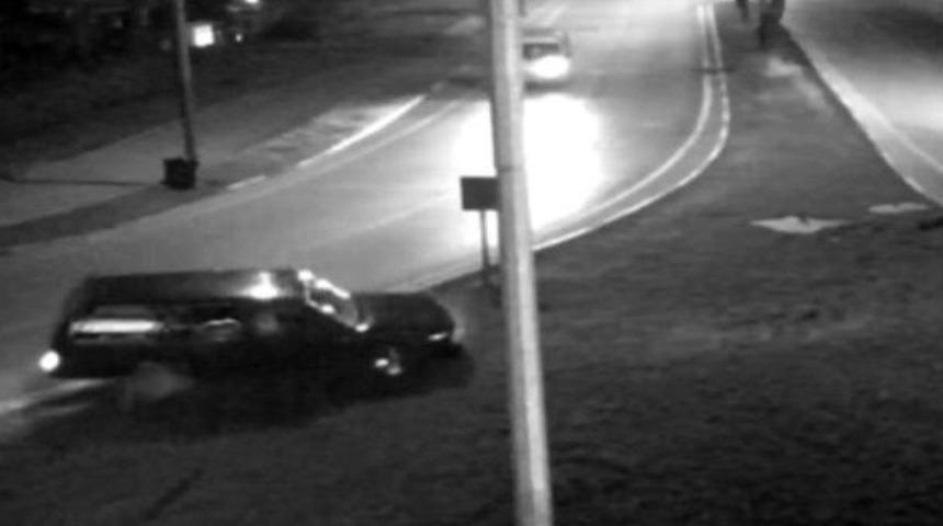 (&ouml;zel Haber) &Ouml;n&uuml;ndeki Otomobile &Ccedil;arpmamak İ&ccedil;in Mobese Direğine Vurdu