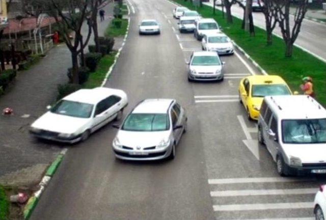 (&ouml;zel Haber) &Ouml;n&uuml;ndeki Otomobile &Ccedil;arpmamak İ&ccedil;in Mobese Direğine Vurdu 2