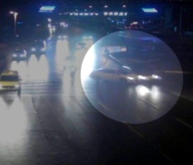 (&ouml;zel Haber) &Ouml;n&uuml;ndeki Otomobile &Ccedil;arpmamak İ&ccedil;in Mobese Direğine Vurdu 3