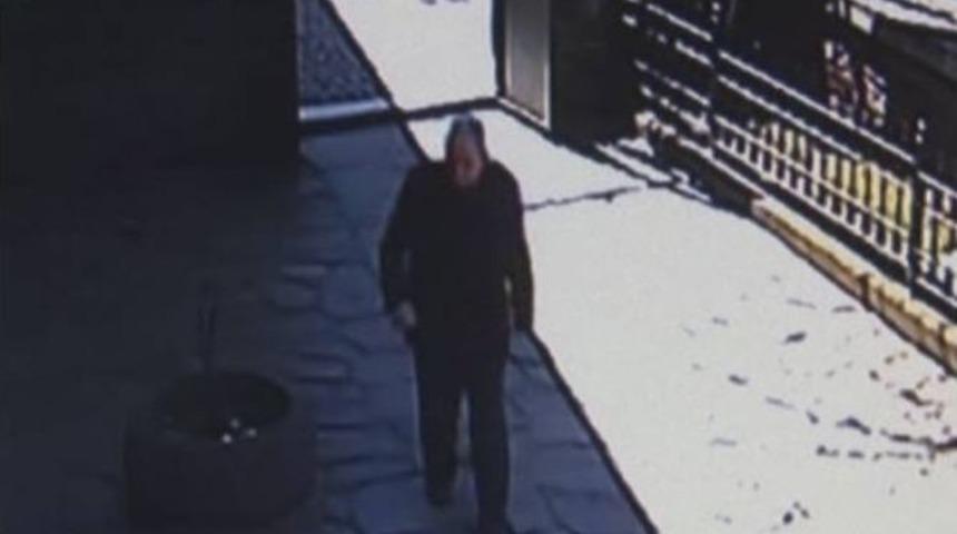 Denediği Ayakkabılardan Beğendiğini Giyip Camiden Ayrıldı