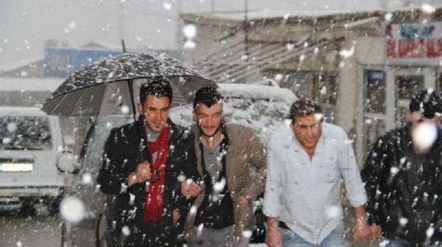 Başkale'de Nisan Karı