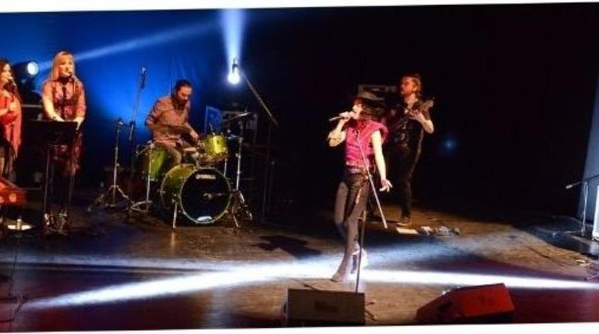 Yasemin Mori Hayranlarını B&uuml;y&uuml;ledi