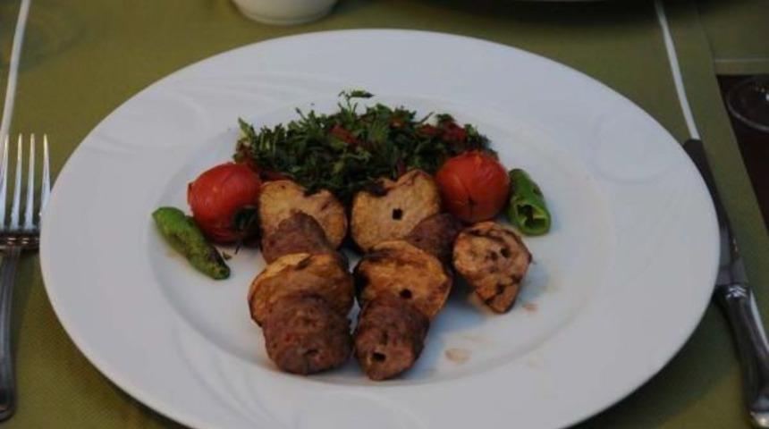 Gaziantep&rsquo;Te Meyve Ve Sebze Kebapları Sofraları S&uuml;sledi