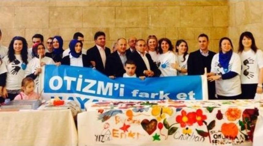 Otizmli &Ouml;ğrencilerin Ebru Sergisi