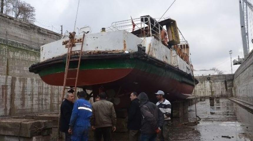 Tatvan Belediyesi &Ccedil;&uuml;r&uuml;meye Terk Edilen Tekneyi Bakıma Aldı