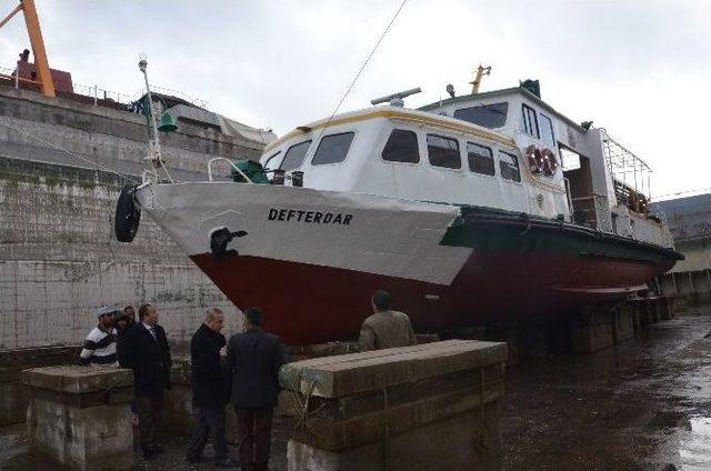 Tatvan Belediyesi &Ccedil;&uuml;r&uuml;meye Terk Edilen Tekneyi Bakıma Aldı 1