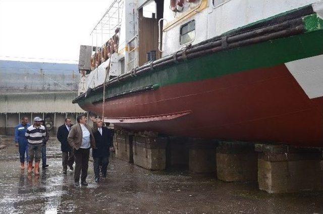 Tatvan Belediyesi &Ccedil;&uuml;r&uuml;meye Terk Edilen Tekneyi Bakıma Aldı 2