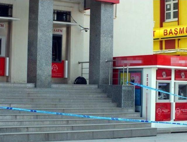 Atm &Ouml;n&uuml;nde Unutulan &Ccedil;anta Polisi Alarma Ge&ccedil;irdi 1
