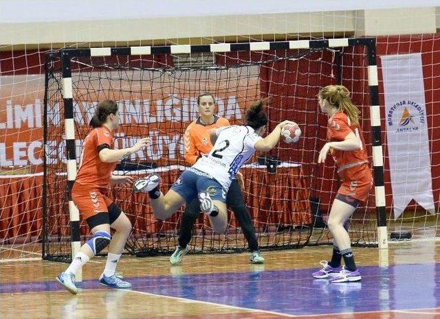 Paşa&rsquo;nın Tarih Yazan Melekleri &Uuml;zg&uuml;n 1