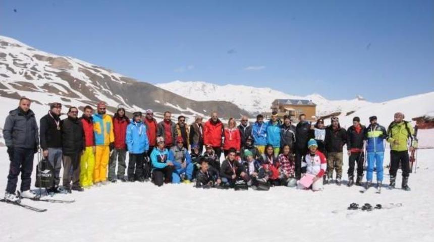 2 Bin 700 Rakımda Kayak Yarışması