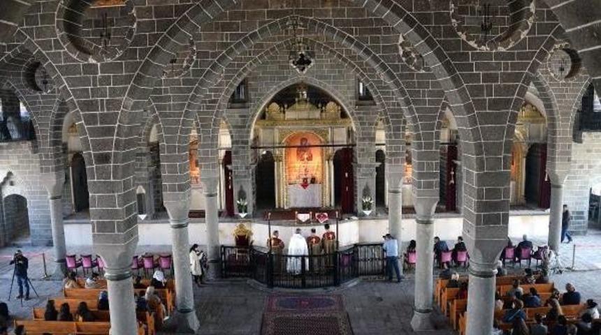 Papaz Paskalya'da, Kutsanmak Isteyen Müslüman Kadını Kabul Etmedi