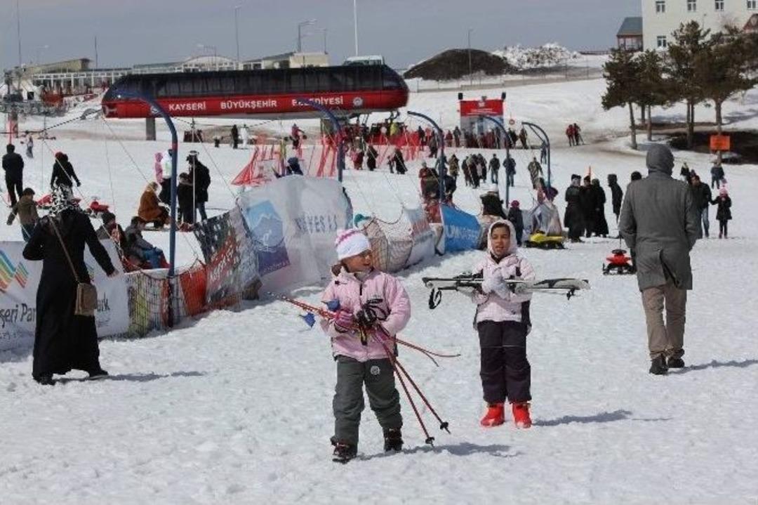 Nisan Ayında Kayak Keyfini Doyasıya Yaşadılar