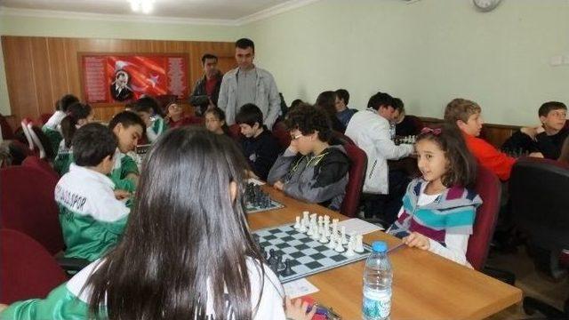 Burhaniye&rsquo;de Satran&ccedil; İl Y&ouml;re Yarışmaları Yapıldı 1