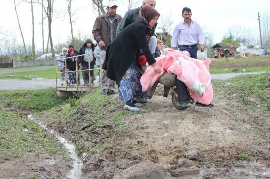 Yolları Davalık Olan Mahalleli Hastaları El Arabasıyla Taşıyor
