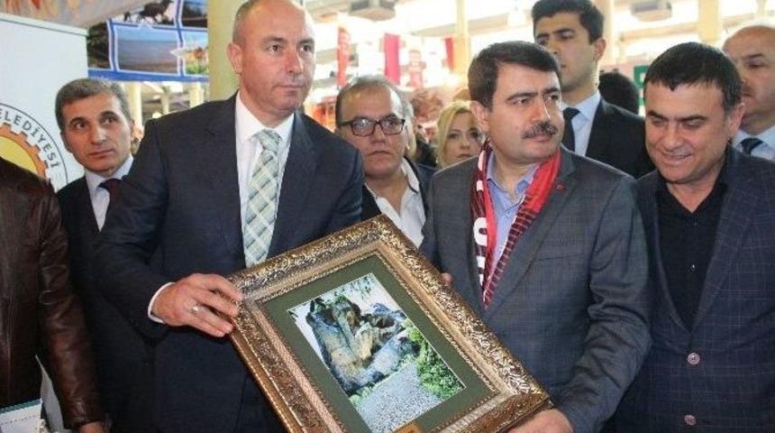 İstanbul Valisi Şahin, Tekkek&ouml;y Standını Ziyaret Etti