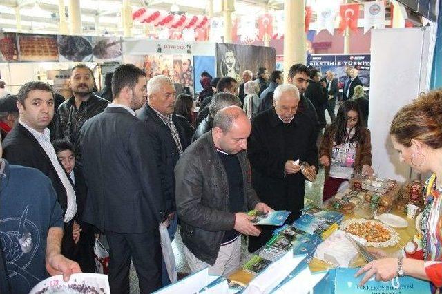 İstanbul Valisi Şahin, Tekkeköy Standını Ziyaret Etti